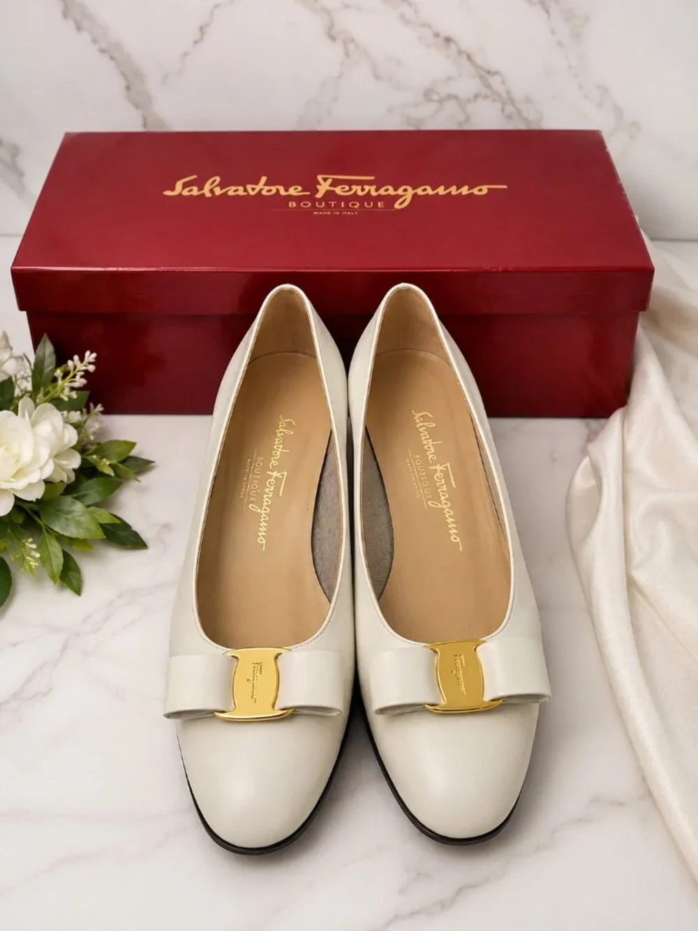 Salvatore Ferragamo Lillaz White Leather Bow Pumps Size 8B - Picture 1 of 4
